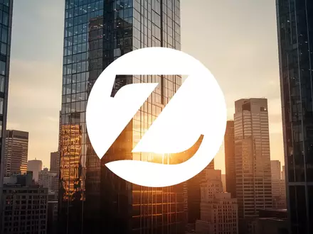 Moderne Glasfassade eines Bürogebäudes bei Sonnenaufgang als Symbol für Stabilität und globale Versicherungsgeschäfte - Foto: über boerse-global.de