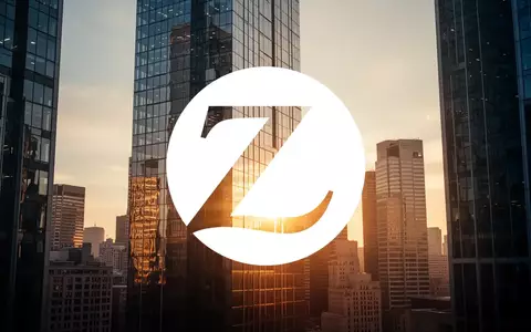 Moderne Glasfassade eines Bürogebäudes bei Sonnenaufgang als Symbol für Stabilität und globale Versicherungsgeschäfte - Foto: über boerse-global.de