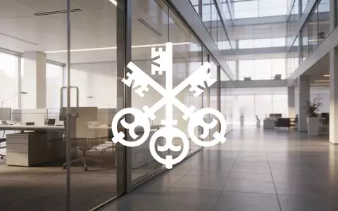 Abstraktes, professionelles Bürogebäude in Zürich bei Morgenlicht, das eine gehobene Finanzatmosphäre vermittelt. - Foto: über boerse-global.de