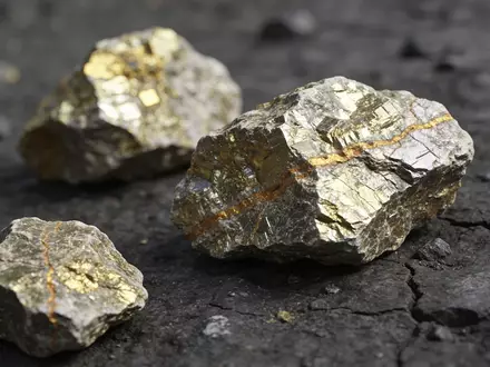 Nahaufnahme von uranhaltigem Gestein auf einem geologischen Arbeitstisch bei natürlichem Licht. - Foto: über boerse-global.de