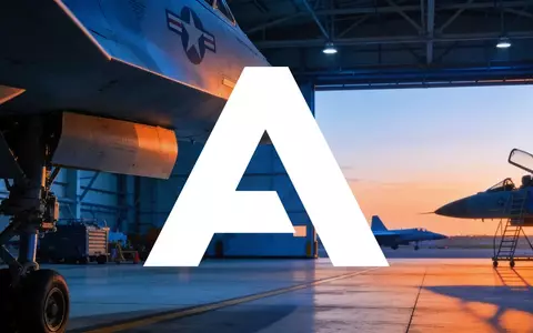 Moderne Luftfahrt- und Verteidigungstechnologie in einem industriellen Hangar bei Dämmerung. - Foto: über boerse-global.de