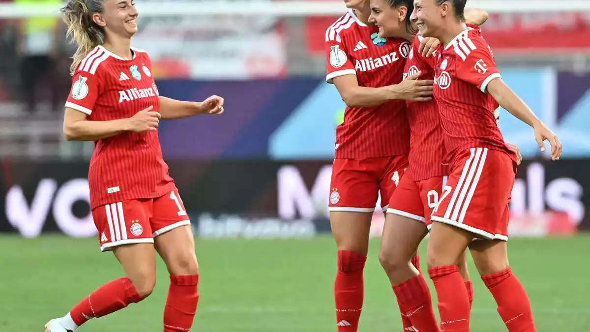 Jubel um Jovana Damnjanovic und Klara Bühl (r. und 3.v.r.) beim FC Bayern.  - Bild: Peter Kneffel/dpa