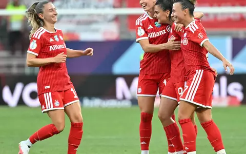 Jubel um Jovana Damnjanovic und Klara Bühl (r. und 3.v.r.) beim FC Bayern.  - Foto: Peter Kneffel/dpa