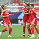Jubel um Jovana Damnjanovic und Klara Bühl (r. und 3.v.r.) beim FC Bayern.  - Bild: Peter Kneffel/dpa
