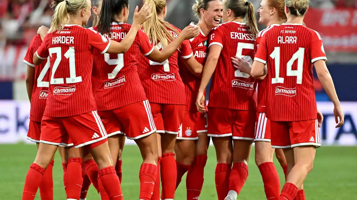 Klara Bühl (Mitte) glänzte beim Supercup in Ingolstadt.  - Bild: Peter Kneffel/dpa
