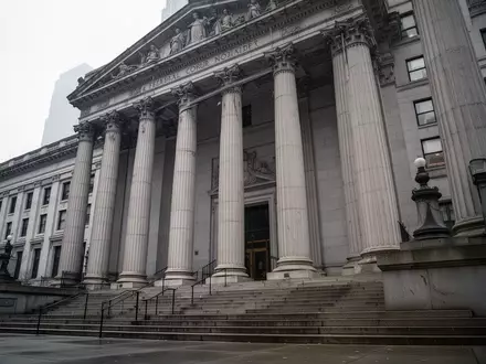 Die imposante Fassade eines New Yorker Gerichtsgebäudes an einem bewölkten Tag. - Foto: über boerse-global.de