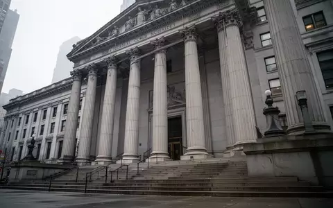 Die imposante Fassade eines New Yorker Gerichtsgebäudes an einem bewölkten Tag. - Foto: über boerse-global.de