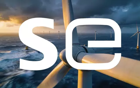 Moderne Offshore-Windkraftanlagen bei Sonnenuntergang über dem offenen Meer als Symbol für Energietechnik. - Foto: über boerse-global.de