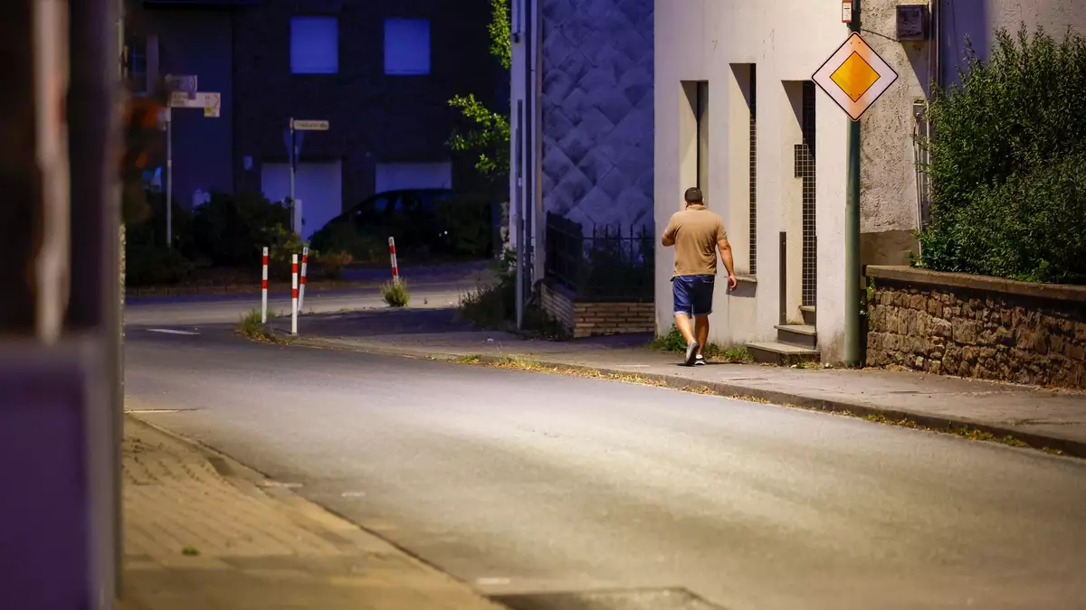 Die Bewohner des Ortsteils Gey können in ihre Häuser zurückkehren. - Bild: Thomas Banneyer/dpa