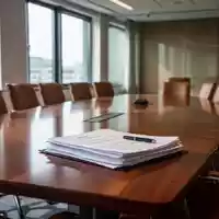 Ein leerer Konferenzraum mit einem großen Besprechungstisch und Dokumenten, der eine professionelle Arbeitsumgebung darstellt. - Foto: über boerse-global.de