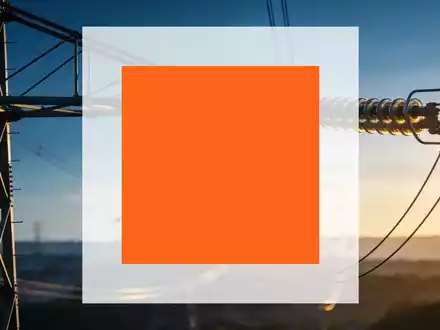 Moderne Energieinfrastruktur und Hochspannungsleitungen bei Sonnenuntergang als Symbol für den Energiesektor. - Foto: über boerse-global.de