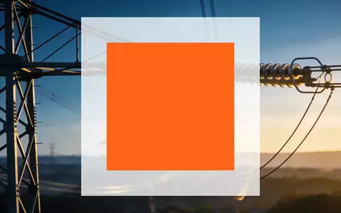 Moderne Energieinfrastruktur und Hochspannungsleitungen bei Sonnenuntergang als Symbol für den Energiesektor. - Foto: über boerse-global.de