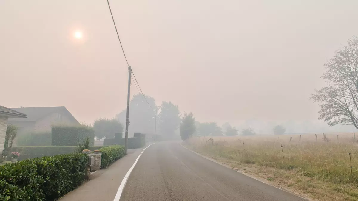 Das Großfeuer in Belgien hat sich bis auf drei Kilometer der deutschen Grenze genähert.  - Bild: Nicolas Lambert//dpa