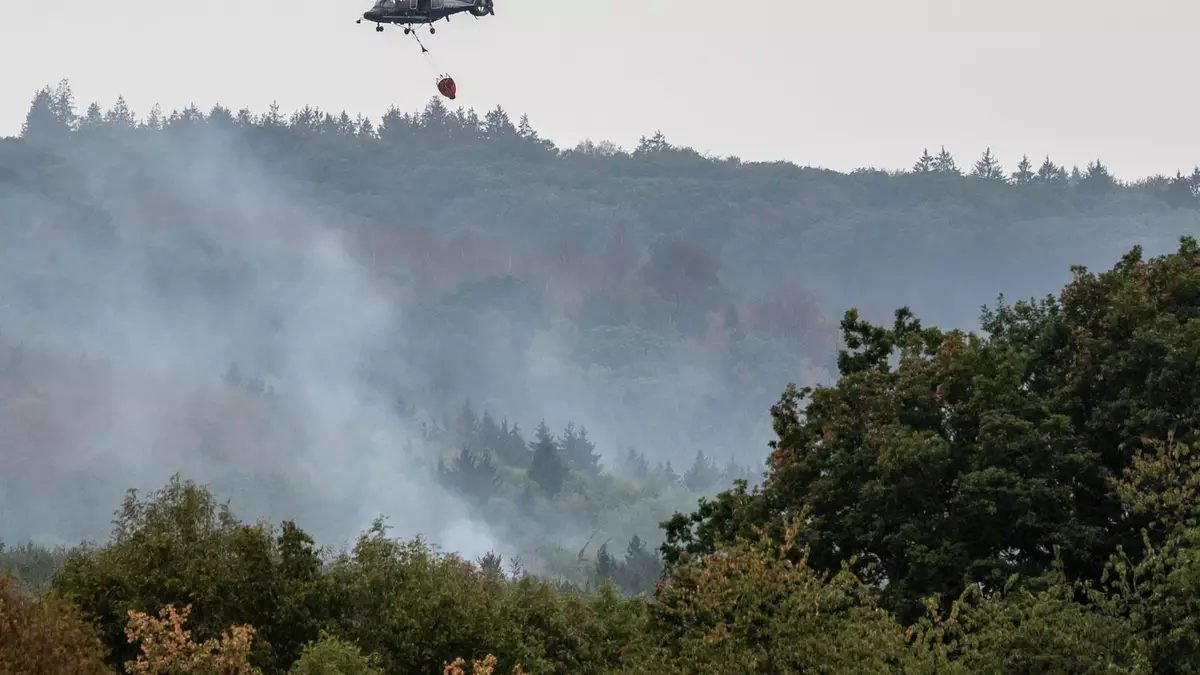 Löscharbeiten in Hürtgenwald. Die Lage hat sich leicht entspannt, die Löscharbeiten gehen aber weiter. - Bild: Christian Knieps/dpa