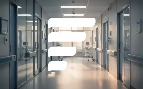Moderne, lichtdurchflutete Krankenhausarchitektur als Symbol für Stabilität und Wachstum im Gesundheitssektor - Foto: über boerse-global.de