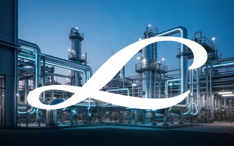 Moderne Industrieanlage mit glänzenden Rohrleitungen in atmosphärischer Abendbeleuchtung. - Foto: über boerse-global.de