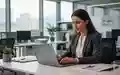 Eine Personalmanagerin arbeitet an einem Laptop in einem modernen, hellen Büro. - Foto: über boerse-global.de