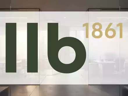 Modernes, minimalistisches Bürointerieur mit warmem Licht, das Stabilität und finanzielle Transparenz symbolisiert. - Foto: über boerse-global.de