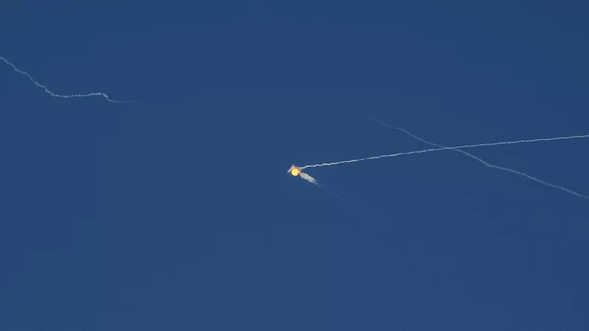 Die Luftabwehr des ukrainischen Militärn hat nach eigenen Angaben kaum mehr passende Raketen, um Russlands ballistische Geschosse abzufangen. (Archivbild)  - Bild: Evgeniy Maloletka/AP/dpa