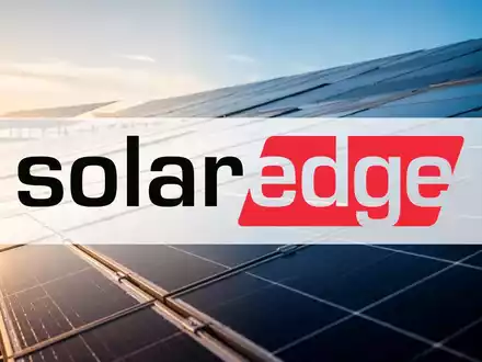 Moderne Solarpark-Anlage bei Sonnenuntergang als Symbol für erneuerbare Energien und wirtschaftliches Wachstum. - Foto: über boerse-global.de