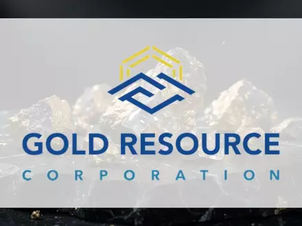 Rohgoldstücke auf dunklem, texturiertem Untergrund bei dramatischer Beleuchtung. - Foto: über boerse-global.de