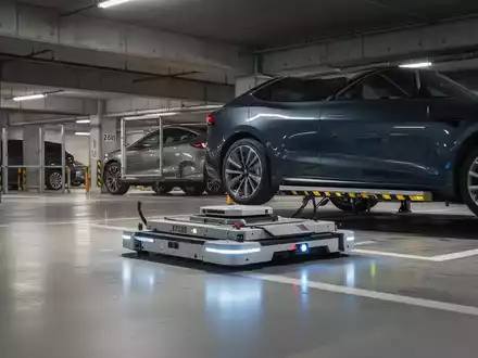 Ein autonomer Parkroboter manövriert ein Auto in einer modernen Tiefgarage in Siheung. - Foto: über boerse-global.de