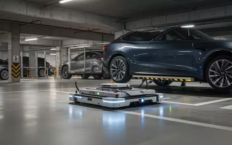 Ein autonomer Parkroboter manövriert ein Auto in einer modernen Tiefgarage in Siheung. - Foto: über boerse-global.de
