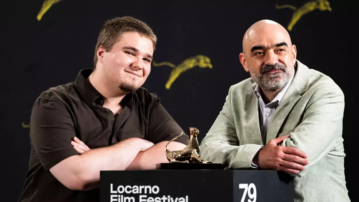 Zum Finale des 79. Internationalen Filmfestivals Locarno hat der Spielfilm «Nu e locul tau aici» («Du gehörst nicht hierher») von Regisseur Florin Serban (rechts) den Goldenen Leoparden gewonnen. Der rumänische Schauspieler Teodor Butanescu (l) erhielt zudem dafür eine «Special Mention». - Bild: Jean-Christophe Bott/KEYSTONE/dpa