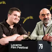 Zum Finale des 79. Internationalen Filmfestivals Locarno hat der Spielfilm «Nu e locul tau aici» («Du gehörst nicht hierher») von Regisseur Florin Serban (rechts) den Goldenen Leoparden gewonnen. Der rumänische Schauspieler Teodor Butanescu (l) erhielt zudem dafür eine «Special Mention». - Foto: Jean-Christophe Bott/KEYSTONE/dpa