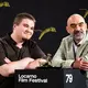 Zum Finale des 79. Internationalen Filmfestivals Locarno hat der Spielfilm «Nu e locul tau aici» («Du gehörst nicht hierher») von Regisseur Florin Serban (rechts) den Goldenen Leoparden gewonnen. Der rumänische Schauspieler Teodor Butanescu (l) erhielt zudem dafür eine «Special Mention». - Bild: Jean-Christophe Bott/KEYSTONE/dpa