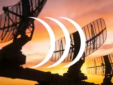 Abstrakte Darstellung moderner Radartechnologie vor einem dramatischen Sonnenuntergang, symbolisch für die Verteidigungsindustrie. - Foto: über boerse-global.de