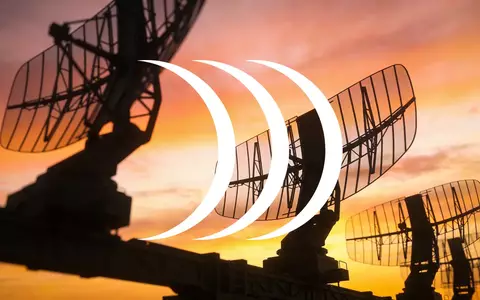 Abstrakte Darstellung moderner Radartechnologie vor einem dramatischen Sonnenuntergang, symbolisch für die Verteidigungsindustrie. - Foto: über boerse-global.de