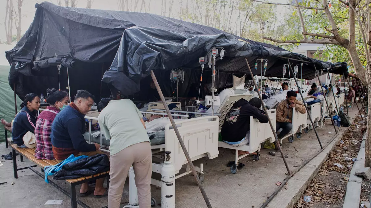 Nach dem starken Erdbeben ist die medizinische Versorgung erstmal provisorisch - hier mit einem Zelt vor einem Krankenhaus in der Provinz Ost-Nusa Tenggara. - Bild: Firdia Lisnawati/AP/dpa