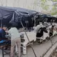 Nach dem starken Erdbeben ist die medizinische Versorgung erstmal provisorisch - hier mit einem Zelt vor einem Krankenhaus in der Provinz Ost-Nusa Tenggara. - Bild: Firdia Lisnawati/AP/dpa