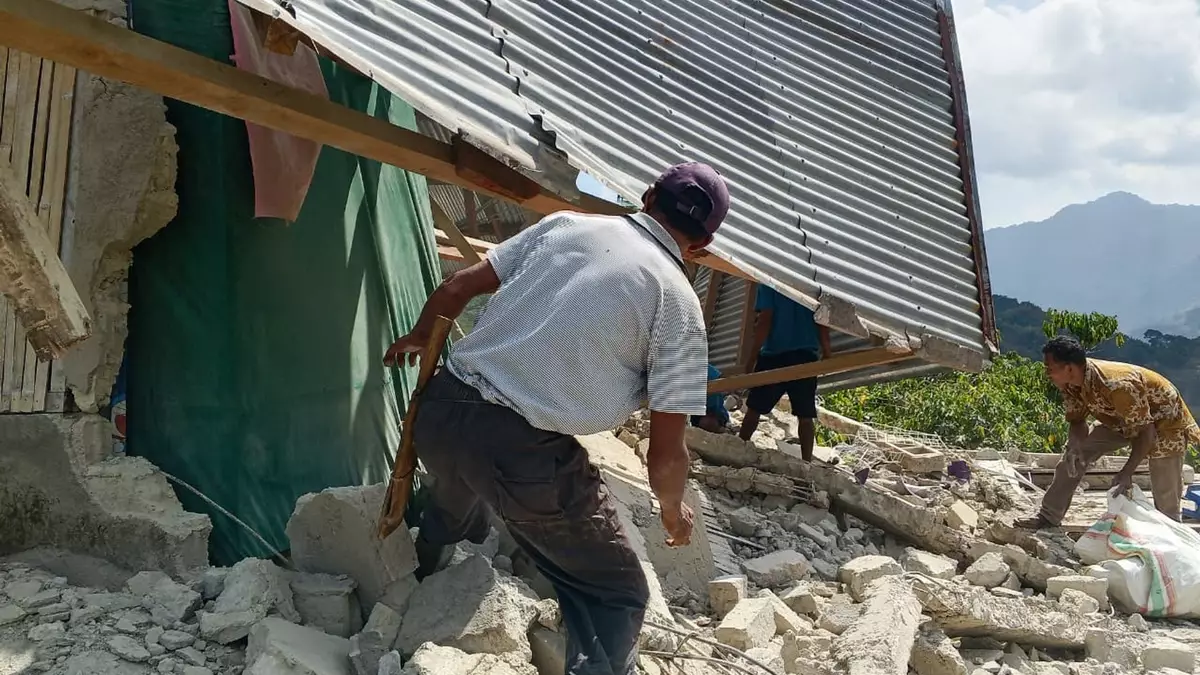Die Menschen auf der indonesischen Insel Flores sind leidgeprüft, was Erdbeben in der Region betrifft. Das Beben der Stärke von 7,7 am Samstagfrüh hat Schäden und Dutzende Tote hinterlassen.  - Bild: Kurniawan/AP/dpa