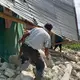 Die Menschen auf der indonesischen Insel Flores sind leidgeprüft, was Erdbeben in der Region betrifft. Das Beben der Stärke von 7,7 am Samstagfrüh hat Schäden und Dutzende Tote hinterlassen.  - Bild: Kurniawan/AP/dpa