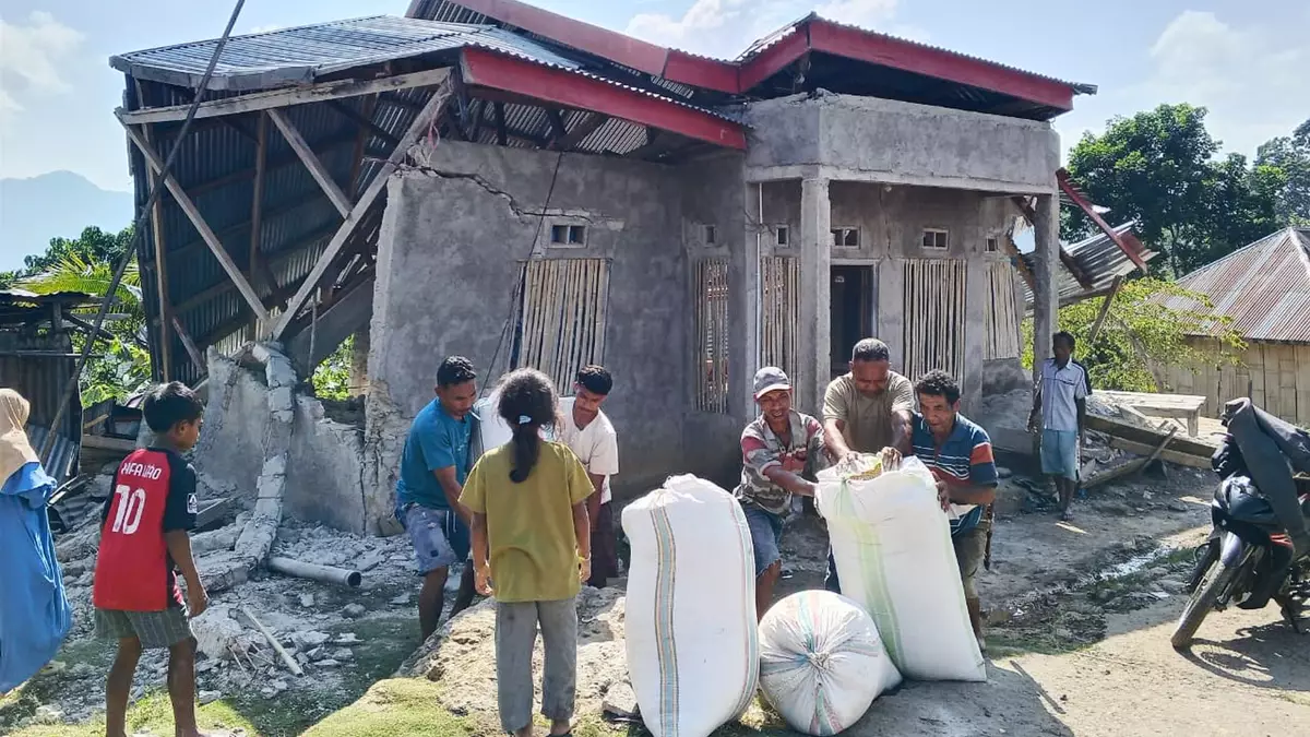 Immer wieder richten Erdbeben in Indonesien schwere Schäden an Gebäuden an und treiben deren Bewohner in die Flucht.  - Bild: Kurniawan/AP/dpa