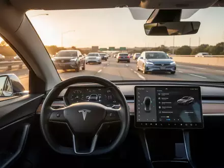 Blick aus dem Innenraum eines modernen Elektroautos auf eine Autobahn während der Dämmerung. - Foto: über boerse-global.de