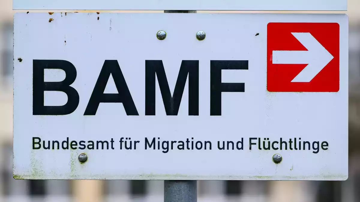 Erst ging es vor allem um Straftäter und sogenannte Gefährder. Inzwischen überprüft das Bundesamt für Migration und Flüchtlinge (Bamf) auch bei anderen Menschen aus Syrien, ob sie noch Anspruch auf Schutz haben. (Symbolbild)  - Bild: Patrick Pleul/dpa