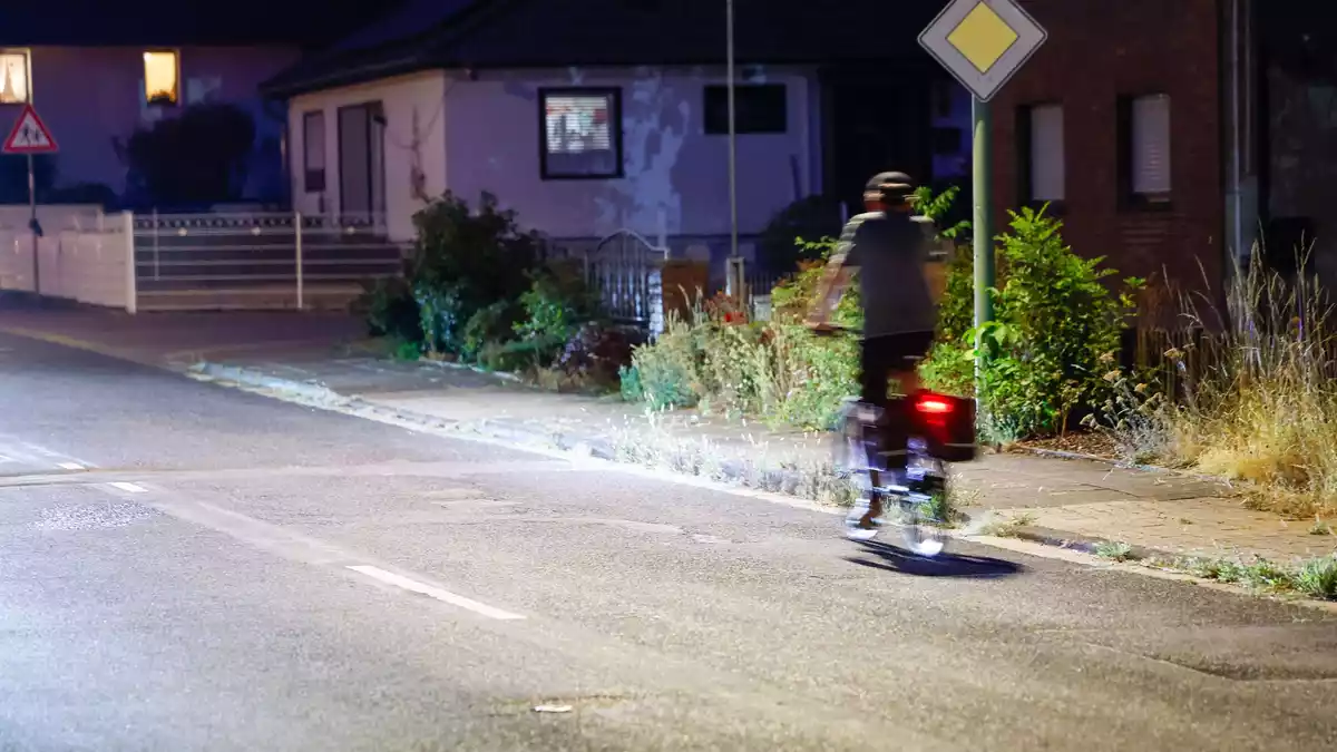 Am Abend durften die Bewohner von Hürtgenwald-Gey zurück in ihre Häuser.  - Bild: Thomas Banneyer/dpa