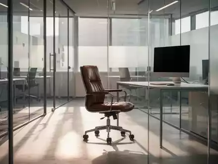 Ein verwaister, moderner Büroarbeitsplatz mit leerem Schreibtisch und Bürostuhl in einer hellen, professionellen Umgebung. - Foto: über boerse-global.de