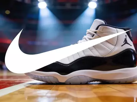Ein moderner Basketballschuh auf einem glänzenden Hallenboden unter dramatischem Scheinwerferlicht. - Foto: über boerse-global.de