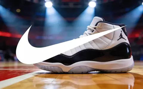 Ein moderner Basketballschuh auf einem glänzenden Hallenboden unter dramatischem Scheinwerferlicht. - Foto: über boerse-global.de