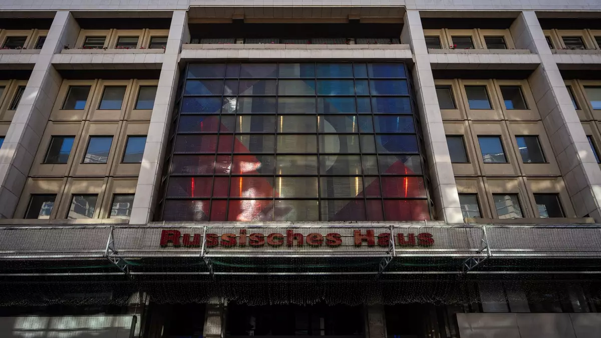 Harmloses Kulturzentrum, Propagandaschleuder oder Spionagenest? Am Russischen Haus scheiden sich die Geister. - Bild: Soeren Stache/dpa