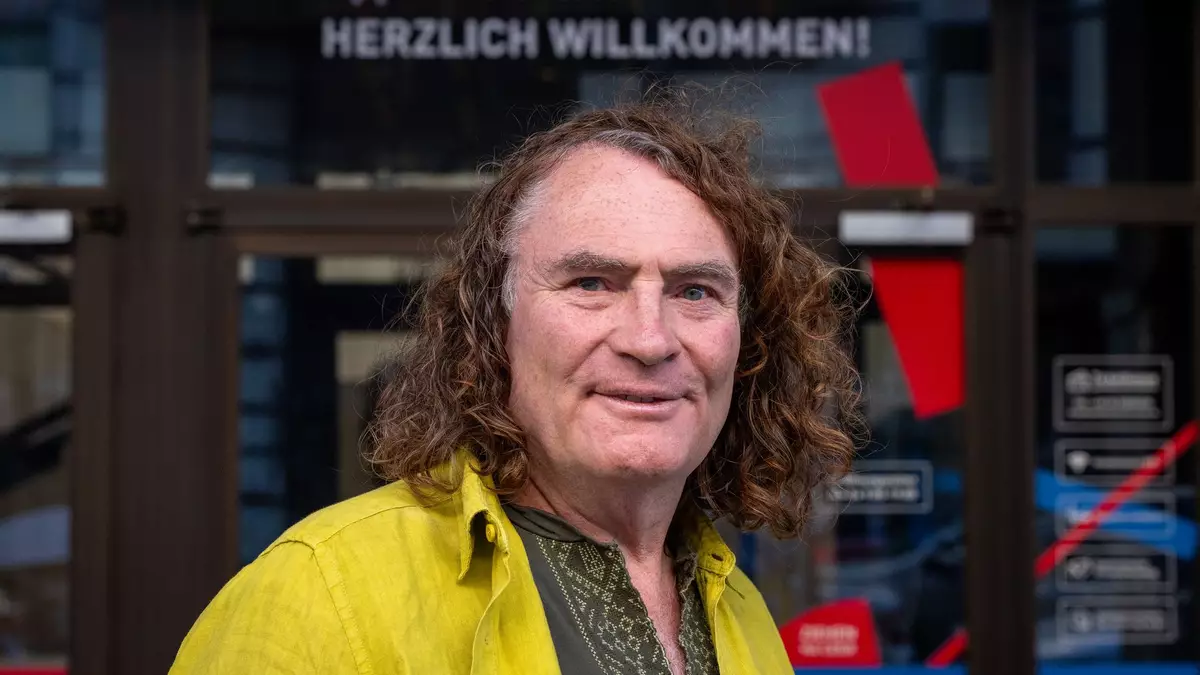 Henry Lindemeier protestiert fast jeden Tag als Ein-Mann-Mahnwache vor dem Russischen Haus. - Bild: Soeren Stache/dpa