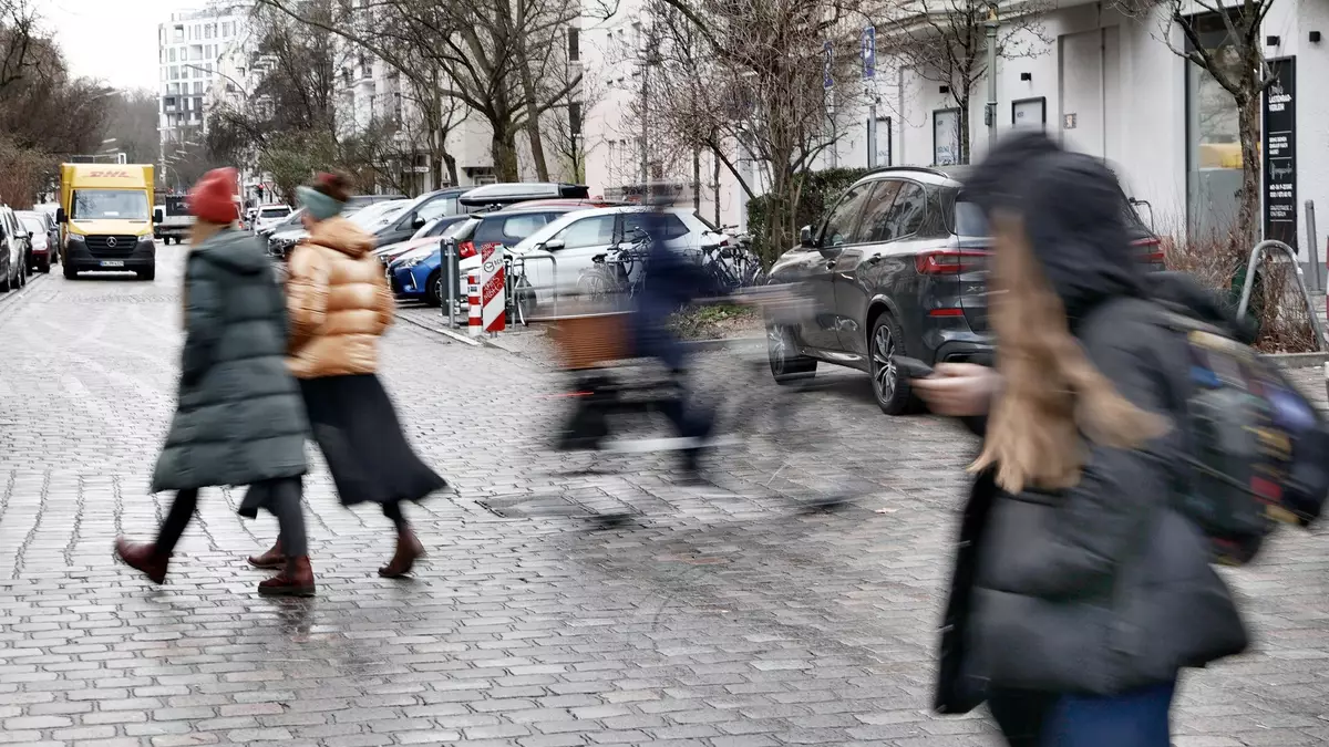Vor 130 Jahren kam es zum weltweit ersten tödlichen Autounfall einer Fußgängerin in London. (Symbolbild) - Bild: Carsten Koall/dpa