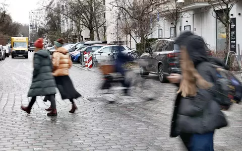 Vor 130 Jahren kam es zum weltweit ersten tödlichen Autounfall einer Fußgängerin in London. (Symbolbild) - Foto: Carsten Koall/dpa