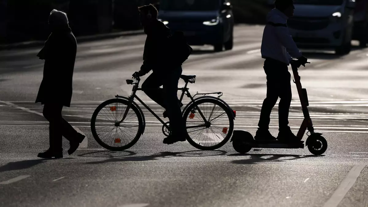 Fußgänger, Radfahrer und Rollerfahrer sind im Straßenverkehr besonders ungeschützt. (Symbolbild) - Bild: Jan Woitas/dpa