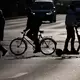 Fußgänger, Radfahrer und Rollerfahrer sind im Straßenverkehr besonders ungeschützt. (Symbolbild) - Bild: Jan Woitas/dpa