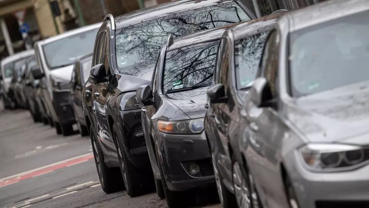 SUVs haben eine höhere Karosserie als herkömmliche Autos. (Archivbild) - Bild: Sebastian Gollnow/dpa